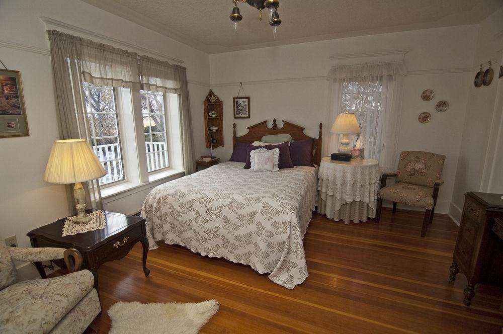 Sproule Heritage Bed & Breakfast Стратмор Екстериор снимка