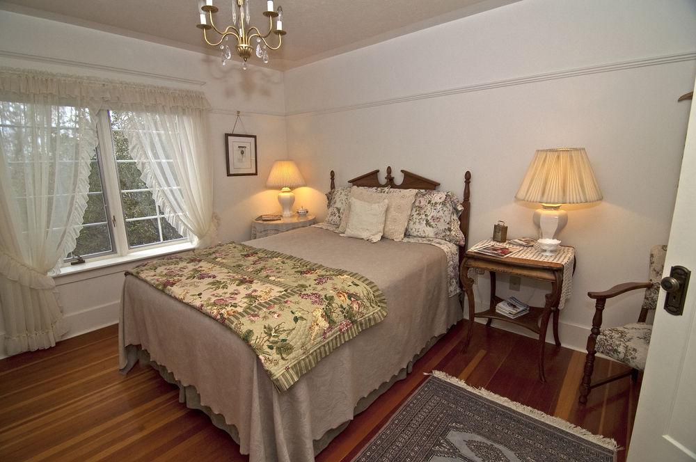 Sproule Heritage Bed & Breakfast Стратмор Екстериор снимка