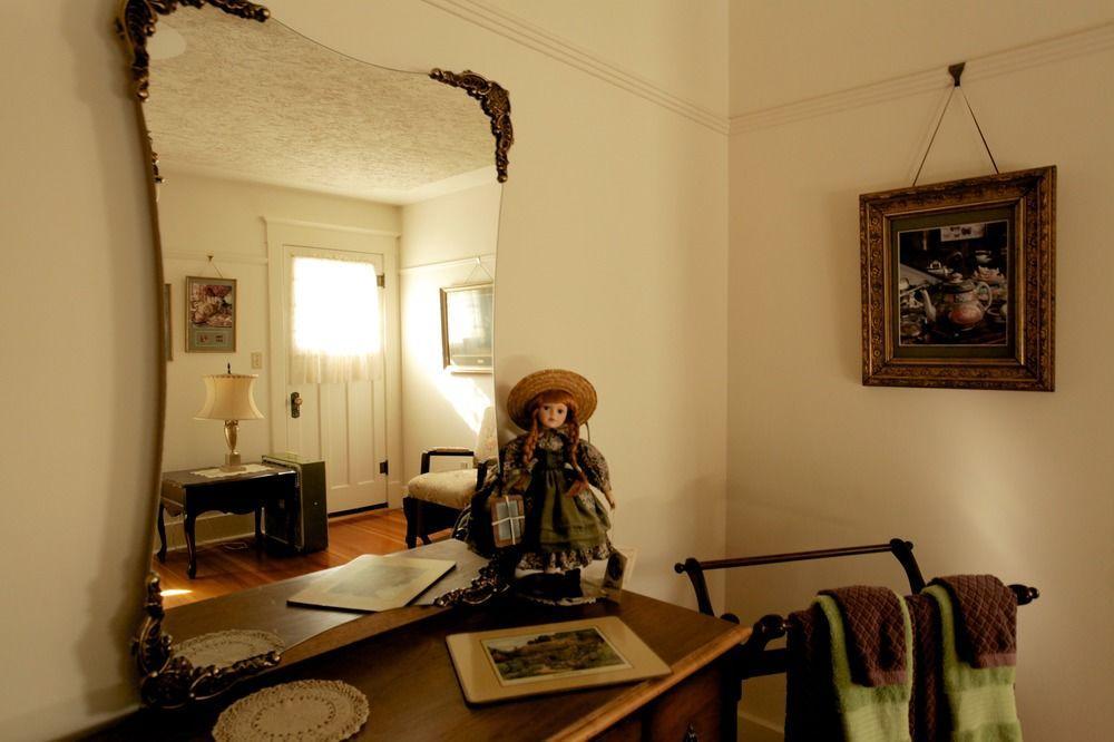 Sproule Heritage Bed & Breakfast Стратмор Екстериор снимка