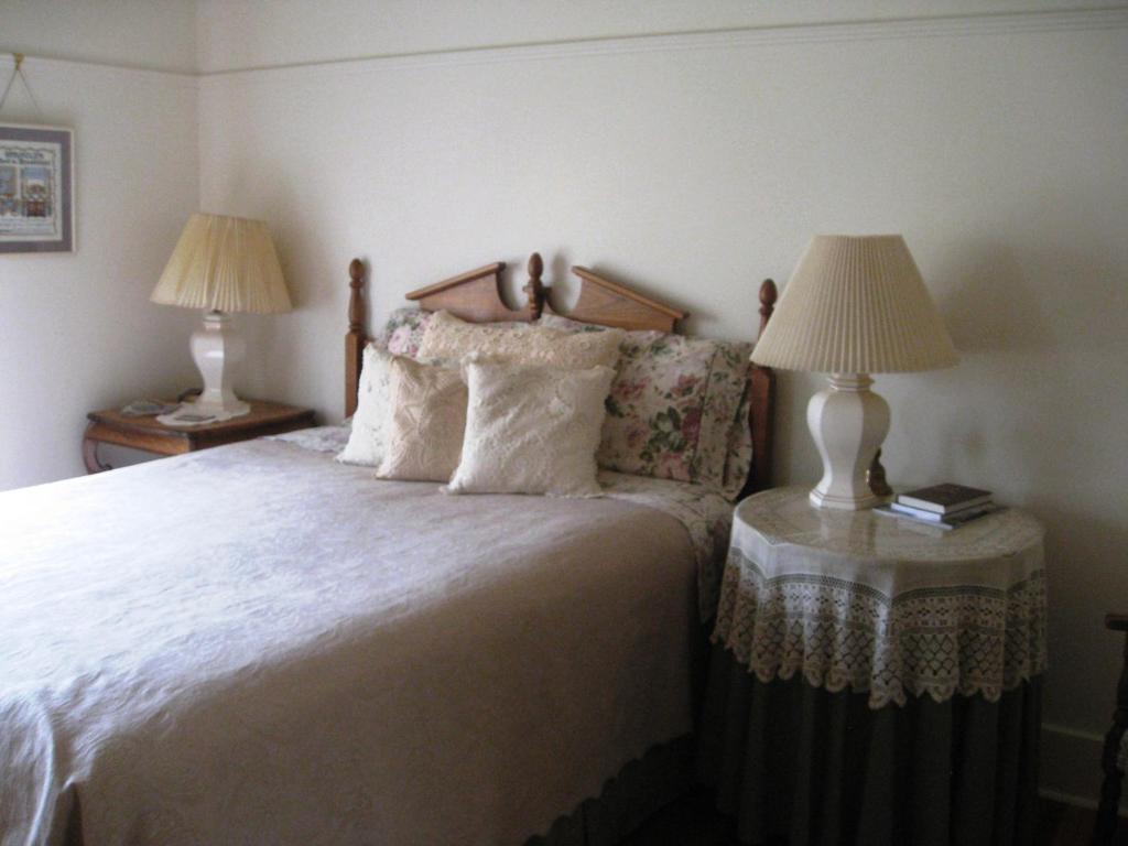 Sproule Heritage Bed & Breakfast Стратмор Екстериор снимка