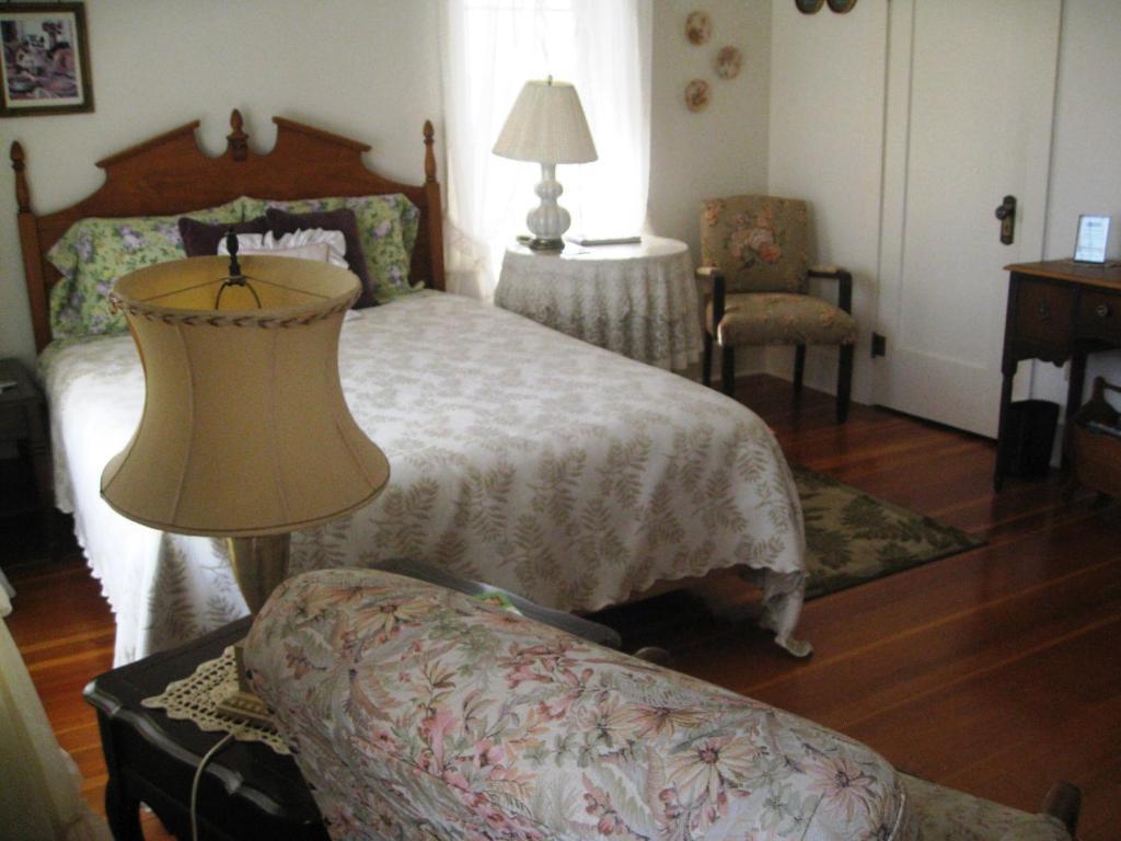 Sproule Heritage Bed & Breakfast Стратмор Екстериор снимка