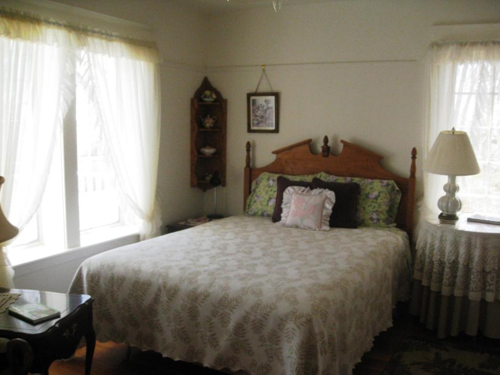 Sproule Heritage Bed & Breakfast Стратмор Екстериор снимка