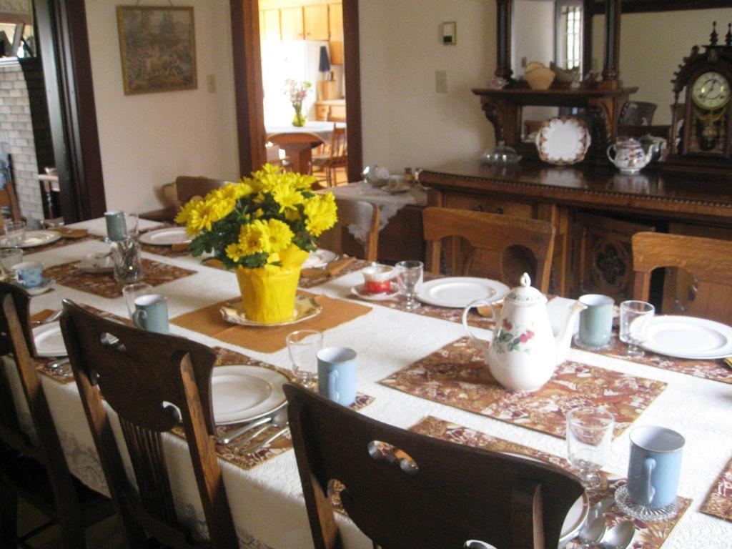 Sproule Heritage Bed & Breakfast Стратмор Екстериор снимка