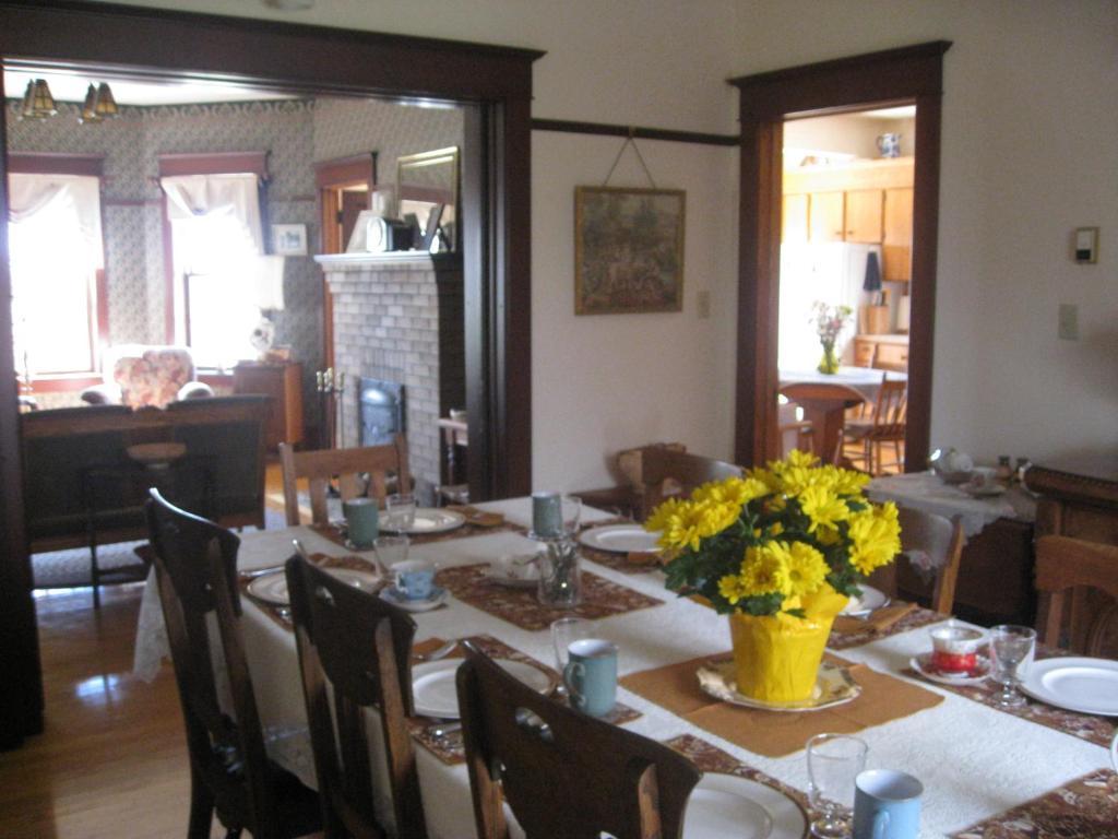 Sproule Heritage Bed & Breakfast Стратмор Екстериор снимка